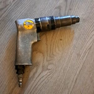 Compressed air screw gun